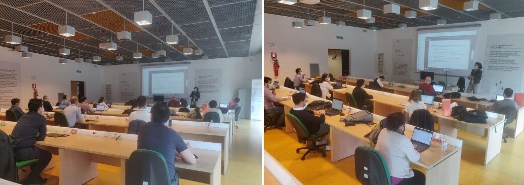 Image contenant un intérieur, du texte, du mobilier, une salle de conférence. Le contenu généré par l'IA peut ne pas être correct.