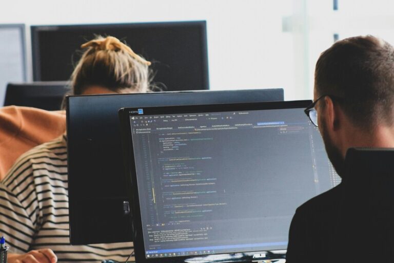Anthropic disposait déjà d’une IA capable d’écrire du code. Vous disposez désormais d’une IA capable de réviser ce que votre autre IA a écrit
