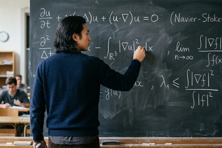 Le meilleur mathématicien du monde résout l’un des problèmes les plus complexes de l’histoire avec un allié : l’IA
