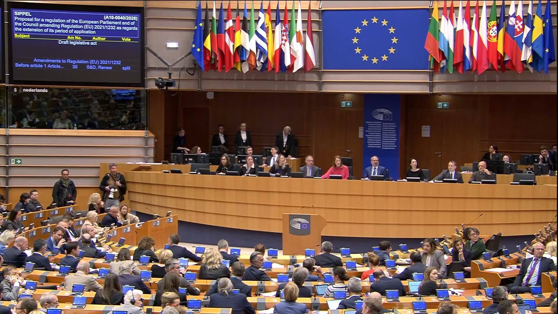 AI Act: rinvio per le regole sui sistemi ad alto rischio e divieto di “nudificazione”