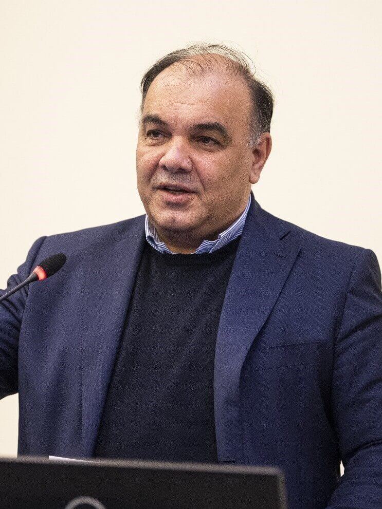 L'image contenant une personne, des vêtements, un visage humain et un contenu intérieur généré par l'IA peut ne pas être correcte.