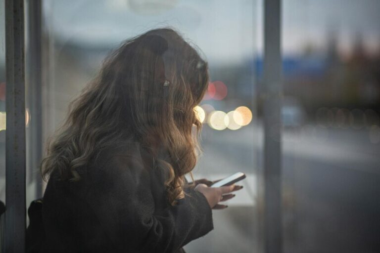 Les IA sont devenues des outils d’accompagnement contre la solitude. Pour certains chercheurs, il s'agit de « malbouffe »
