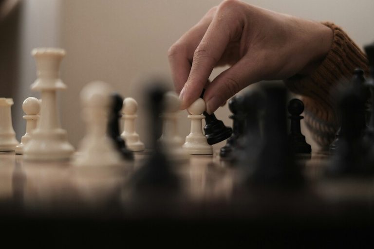 la façon dont nous, les humains, jouons
