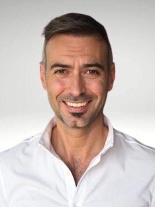 Image contenant un visage humain, une personne, un sourire et des vêtements. Le contenu généré par l'IA peut ne pas être correct.