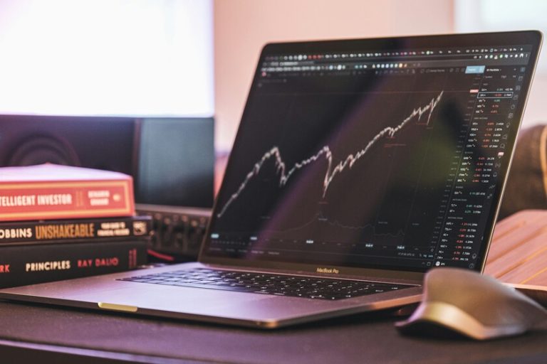 La CNMV teste depuis dix mois l’IA pour investir en Bourse. Les conclusions sont très révélatrices
