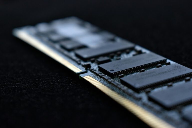 Le monde manquera de mémoire pour les puces IA jusqu’en 2027. Et les téléphones portables et les voitures en paient déjà le prix
