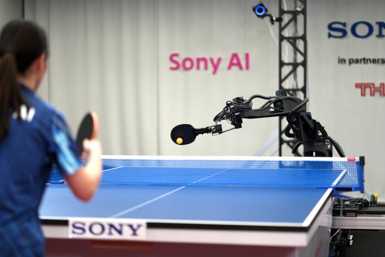 Les machines nous battaient déjà aux échecs et au Go. Maintenant, ils sont sur le point de nous battre dans quelque chose de beaucoup plus difficile : le ping-pong.
