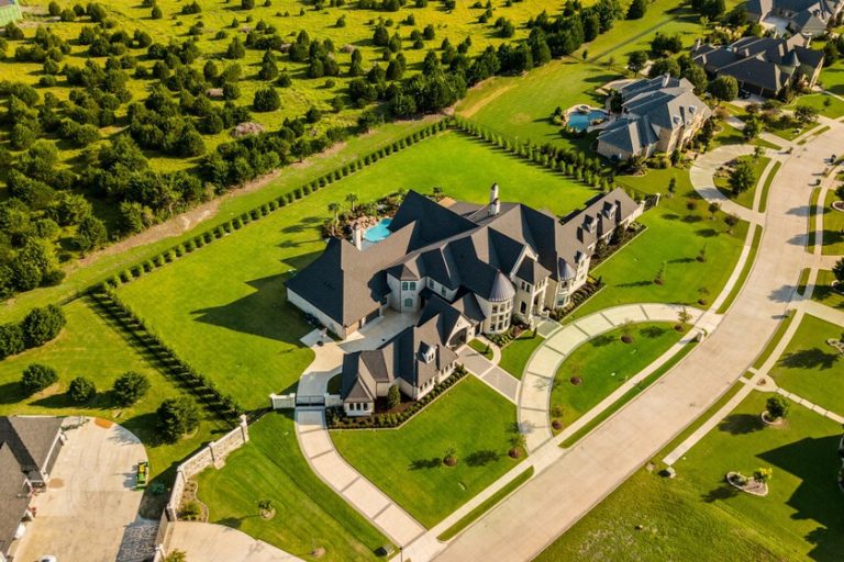 Les maisons de luxe aux États-Unis se vendent comme des petits pains chauds et les experts pensent savoir pourquoi : AI
