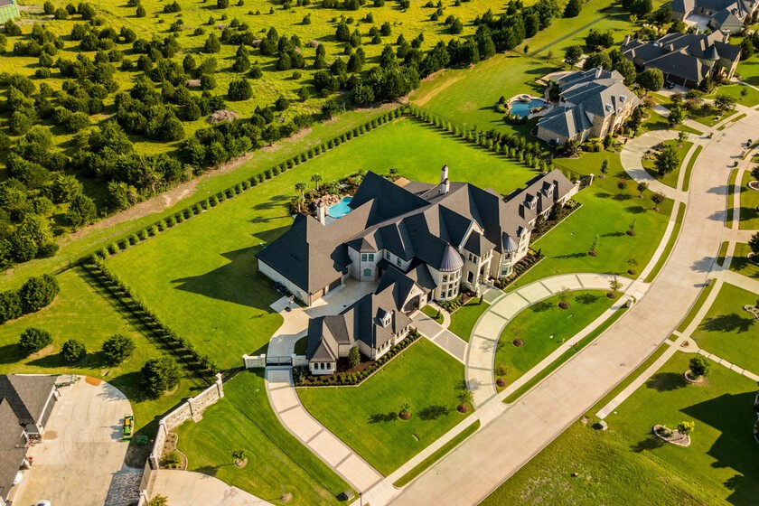 Les maisons de luxe aux États-Unis se vendent comme des petits pains chauds et les experts pensent savoir pourquoi : AI
