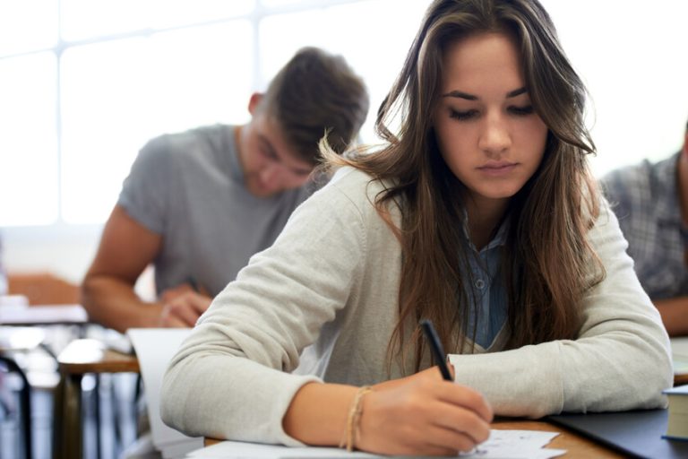 Un enseignant soupçonnait ses élèves d’avoir triché avec l’IA. Il a passé l’examen en personne et ses notes ont chuté de moitié.
