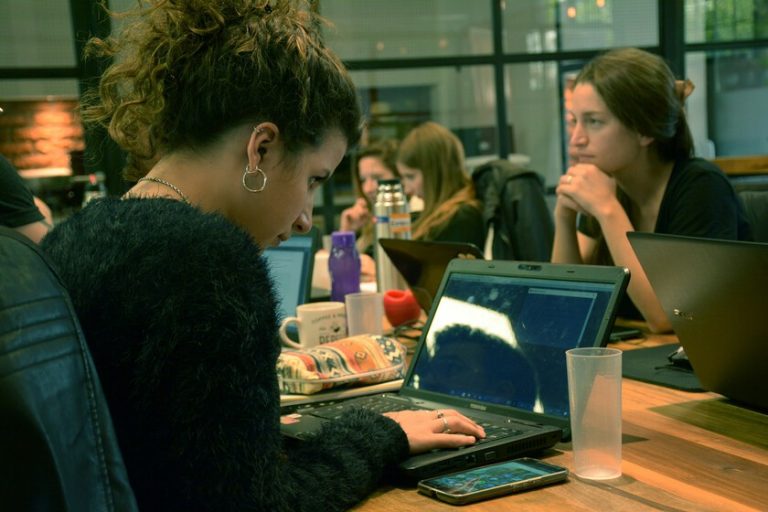 La génération Z ne peut pas tenir plus d'un an dans son travail : ce n'est pas à cause de la déloyauté ou des salaires, c'est pour être de meilleurs professionnels
