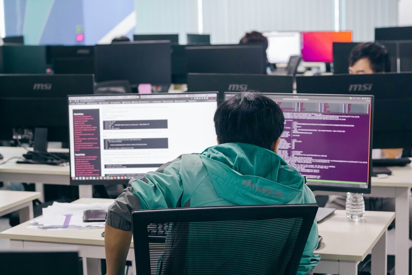 On pensait que la génération Z allait conduire la révolution de l'IA dans les bureaux : plus ils l'utilisent, moins ils y croient