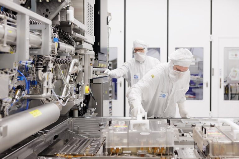 L'IA est la nouvelle ruée vers l'or et Fujitsu a un plan : ramener le Japon aux jours dorés avec sa puce Monaka
