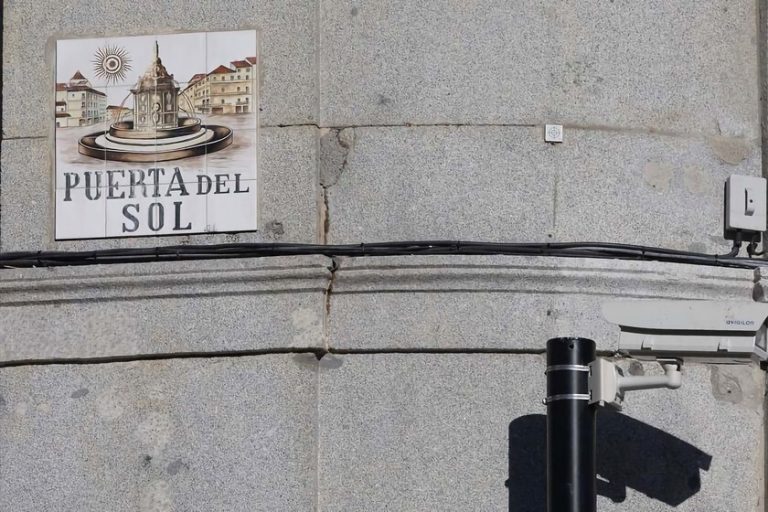 Almeida examine les vidéos de Sol image par image pour découvrir d'éventuels crimes commis par ceux qui campaient autour de la maison

