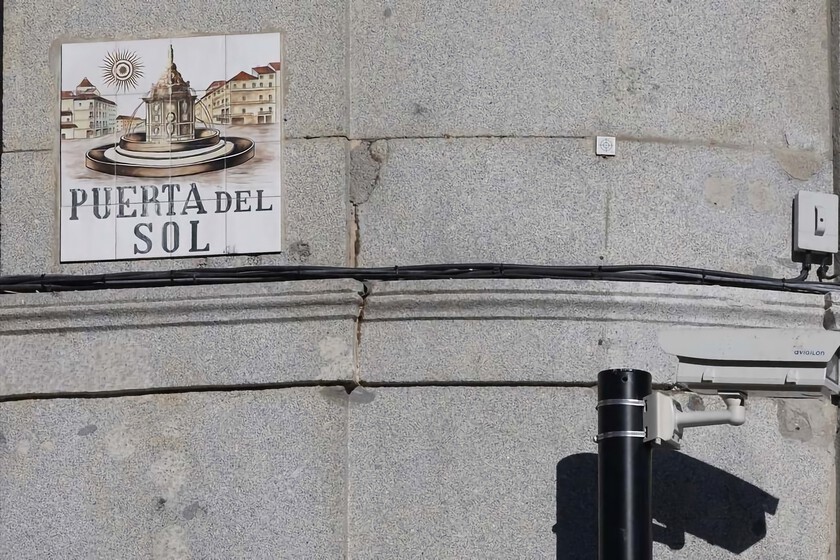 Almeida examine les vidéos de Sol image par image pour découvrir d'éventuels crimes commis par ceux qui campaient autour de la maison