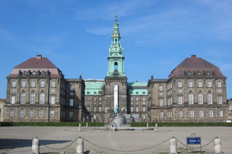 Le Danemark a un plan contre les deepfakes : protéger la voix et le visage de ses citoyens contre l’IA
