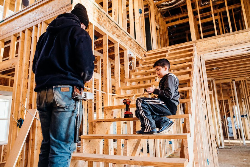 "L'IA ne va pas passer sous les maisons pour installer des canalisations" : aux Etats-Unis et en France, les métiers manuels ont le vent en poupe